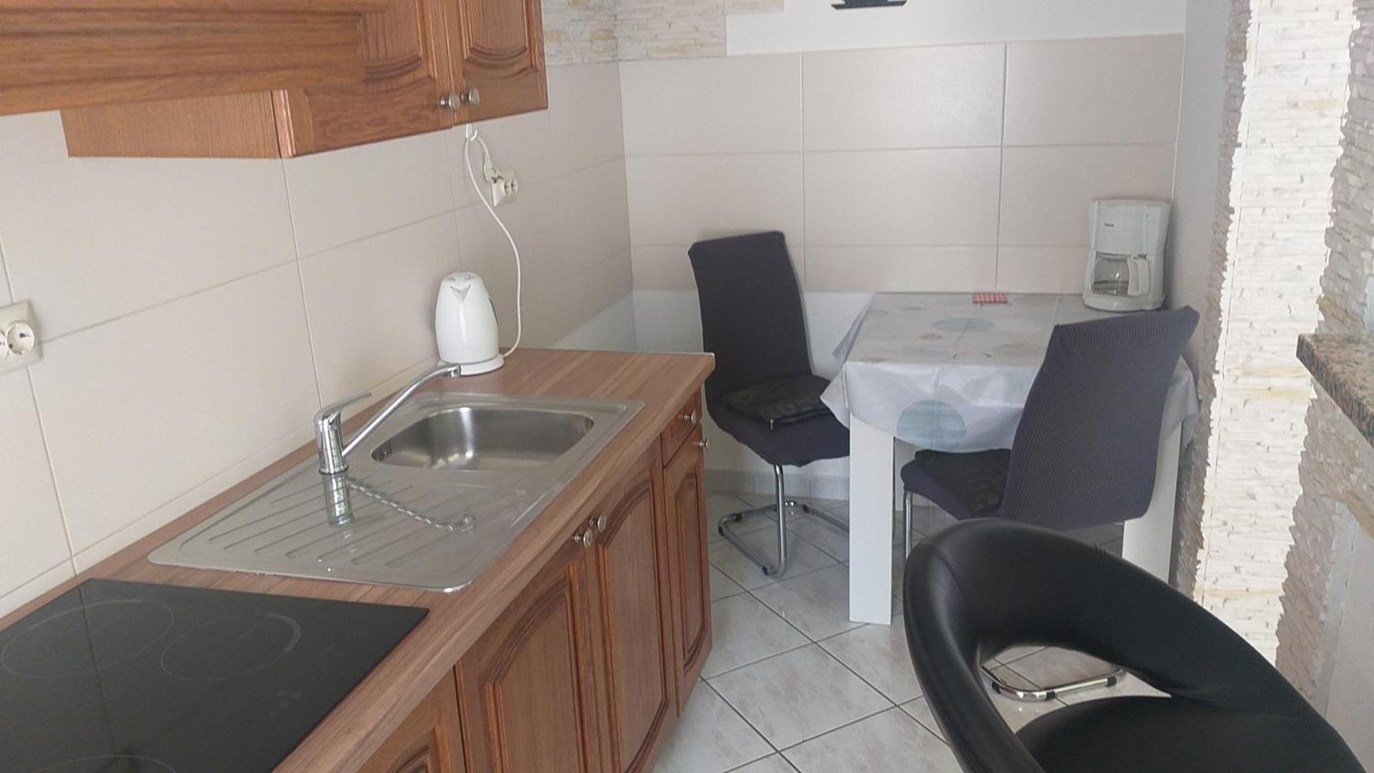 Jan 5 Apartment Pula Bilik gambar